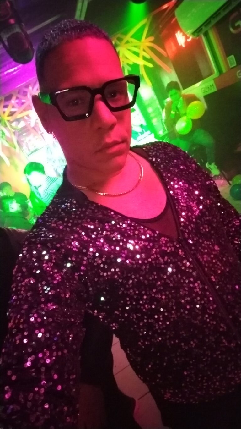 1000802355 768x1365